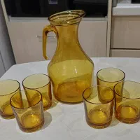 دیوارکوب و تعدادی ظرف