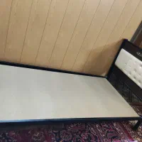 تخت اهنی بسیار‌تمیز تک نفره