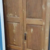 در چوبی قدیمی تمیز و سالم