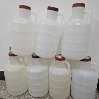 تعدادی دبه خیارشور به فروش می‌رسد