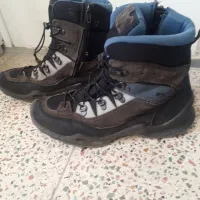 کفش و عصای کوهنوردی