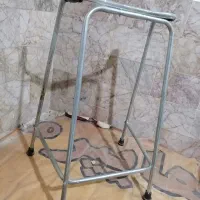 واکر عصا چهار پایه فلزی محکم