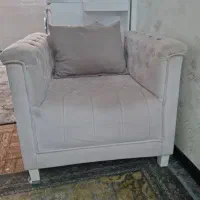 مبل راحتی ۵نفره شیری مایل به طوسی رنگ