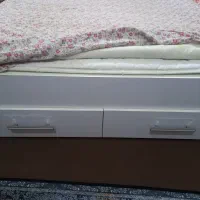 تخت همراه خوش خواب و دو تا پاتختی