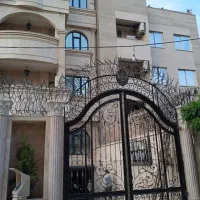 حفاظ و نرده روی دیوار شاخ گوزنی سقف درب اکاردونی
