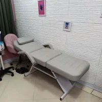 تخت آرایشگاهی و زیبایی به همراه یک عدد صندلی