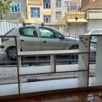 ویترین پشت شیشه مغازه