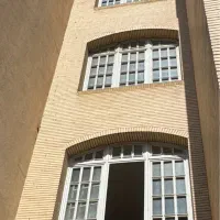 پنجره فلزی موجود در عکس