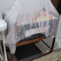 گهواره کنار مادر