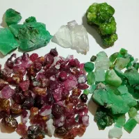 سنگ های قیمتی گارنت . زمرد . یاقوت .  کنزایت