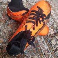 کفش فوتبال روی چمن استوک دار