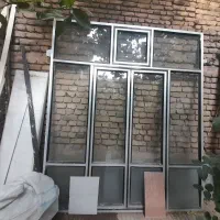 پنجره بزرگ سالم و کوچک برای اتاق  و آشپزخانه خانه