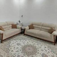 مبل هفت نفره بازیره خیلی‌خیلی خوب  وچوب خوب دورنگ