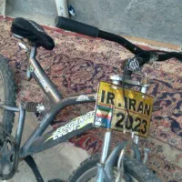 دوچرخه در حد نو فقط لاستیک نیاز به باد داره