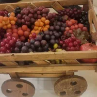 گاری چوبی همراه با انگورهای مصنوعی خارجی