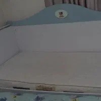 تخت کودک به همراه تشک در حد نو