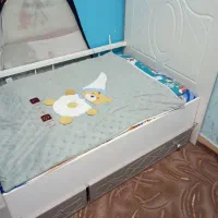 تخت نوزاد نوجوان
