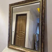 آینه با قاب چوبی