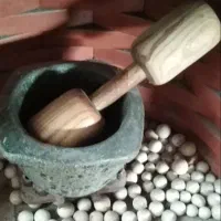 جوغن سنگی با دسته چوبی