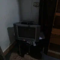 تلویزیون به همراه میز ۲.۵۰۰ میل