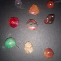 تعدادی مهره نکین سنگ اسکناس و