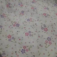 چادر سفید با گلهای بنفش صورتی