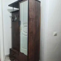 جاکفشی و جالباسی ایستاده در حدنو