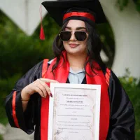 ثبت تصاویر فارغ التحصیلی همراه با لباس