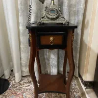 تلفن رومیزی کلاسیک به همراه میز
