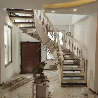 ساخت ونصب کف پله چوبی. نرده چوبی. درب چوبی.