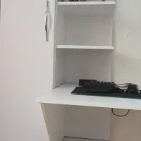 میز تحریر و کتابخونه