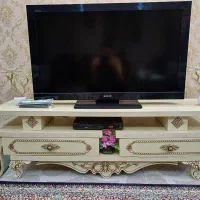 تلویزیون سونی به همراه میز