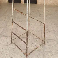 چهار پایه فلزی