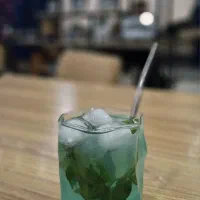 نیروی کار خانم در کافه