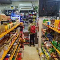 صندوق دار در سوپر مارکت