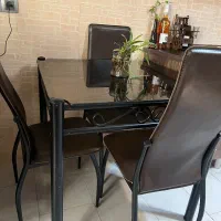 میز غذاخوری چهارنفره و کمد