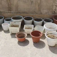 گلدان سفالی و پلاستیکی