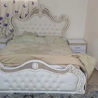 تخت خواب و دوتا پاتختی و میز آرایش