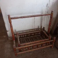 گهواره قدیمی و محکم و سالم چهل ساله تو انبار بوده.