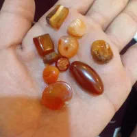 حدود ۵۰۰ عدد از این نگینها موجود هست