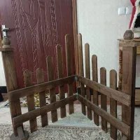 نرده چوبی به همراه چند وسیله چوبی دیگر