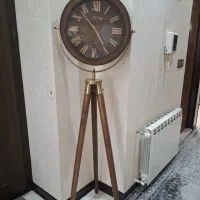ساعت پایه دار کنار سالنی
