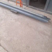 مقداری قفسه و پایه موجود است