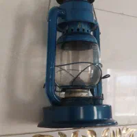 فانوس نفتی قدیمی و جا شمعی چوبی