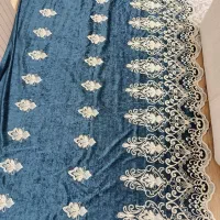 کنار پرده ای مخمل