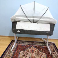تخت کنار مادر ویرا