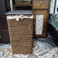 یک عدد میز اتو به همراه صندلی