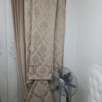 کنار پرده ای