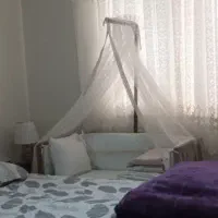 تخت و گهواره کنار مادر