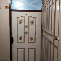 درب خانه با قفل و دستگیره کاملا سالم